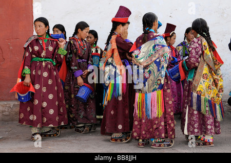 Ladakhi donne che indossano costumi tradizionali con copricapo di velluto, Leh, Ladakh India del Nord, Himalaya, Asia Foto Stock