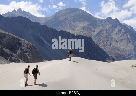 I turisti escursionismo su dune fluviali presso il fiume Shyok, Valle di Nubra, Ladakh, India, l'Himalaya Foto Stock