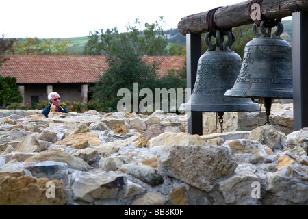 Due delle campane originali San Vicente e San Juan dal grande chiesa di pietra torre campanaria presso la missione di San Juan Capistrano Cal Foto Stock