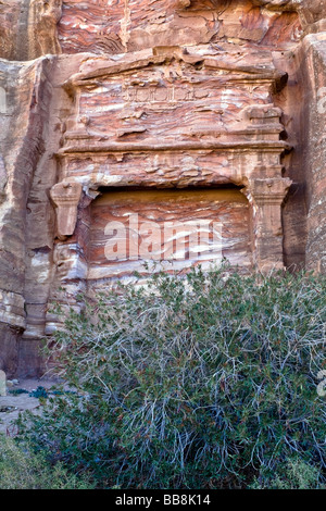 Nascosto piccole tombe di Petra piccola area Siq Nabataeans città capitale Al Khazneh Giordania realizzato scavando un fori nelle rocce Roman Foto Stock