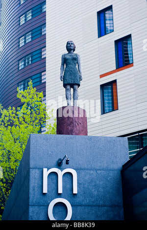 Più Londra Riverside moderna scultura contemporanea di una ragazza in un mantello appollaiato sulla cima di pubblica convenienza o WC o wc Foto Stock