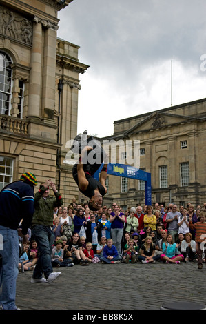 Maschio Performer di strada salti mortali Edinburgh Fringe Festival Scozia UK, Europa Foto Stock