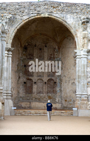 Rovine della grande chiesa di pietra presso la missione di San Juan Capistrano California USA Foto Stock