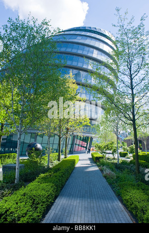 Palazzo Comunale , più Londra Riverside , moderna e contemporanea in ufficio di vetro block & Potters Field Park con nero lucido sfera Foto Stock