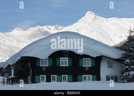 Coperte di neve in agriturismo in Zug vicino a Lech, Vorarlberg, Austria, Europa Foto Stock