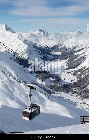 Alta Valle del Lech con Rote Wand montagne, villaggio di Zug vicino a Lech, Ruefikopfbahn funivia, Vorarlberg, Austria, Europa Foto Stock