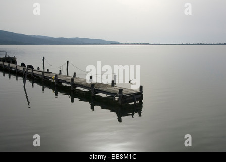 Un pontile di pesca sul potente lato della laguna di Orbetello al tramonto Foto Stock