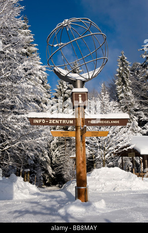 Cartello nella neve, Globe, open-air enclosure, Parco Nazionale della Foresta Bavarese, Baviera, Germania, Europa Foto Stock