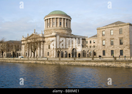 I quattro campi da tennis lungo il fiume Liffey quayside, Dublino, Irlanda Foto Stock