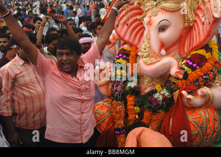 Ganesh statua sulla spiaggia di Mumbai Ganesh Chaturthi festival Foto Stock