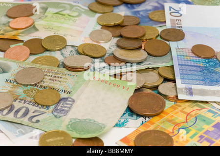 Un assortimento di banconote e monete Foto Stock