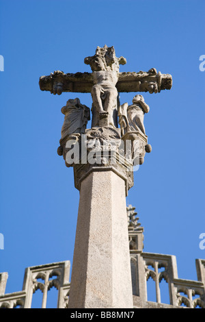 Croce, Chiesa di San Giovanni Battista, Cirencester, Cotswolds, Gloucestershire, England, Regno Unito Foto Stock