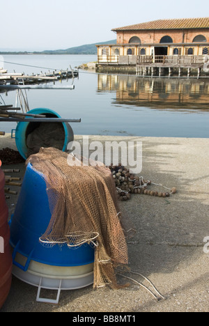 Reti essiccazione di Orbetello i pescatori e le loro cooperative di ristorante sul potente lato della laguna di Orbetello Foto Stock