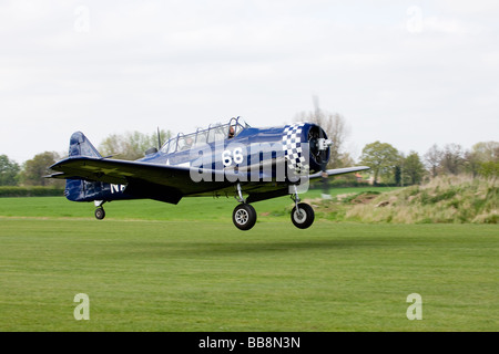 North American T6J Harvard 66 52-8543 G-BUKY in atterraggio a Breighton Airfield Foto Stock