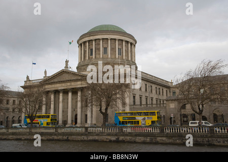 I quattro campi da tennis lungo il fiume Liffey quayside, Dublino, Irlanda Foto Stock