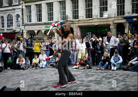 Street Performer intrattiene il pubblico club di giocoleria Edinburgh Fringe Festival Scozia UK Europa Foto Stock