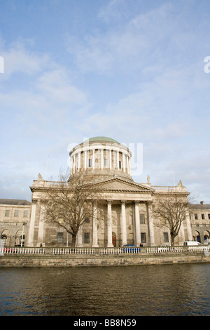 I quattro campi da tennis lungo il fiume Liffey quayside, Dublino, Irlanda Foto Stock