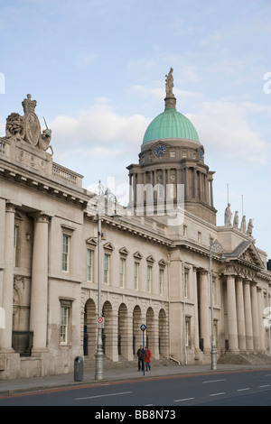 Il Custom House da Custom House Quay, Dublin, Irlanda Foto Stock