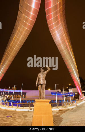 Millenium luogo Coventry di notte che mostra la Whittle Arch e Sir Frank Whittle Memorial Sculpture, West Midlands in Inghilterra Foto Stock