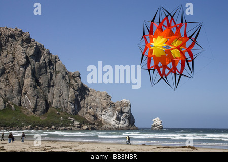Spiaggia di Morro Bay di colore rosso giallo e dalla forma insolita Foto Stock