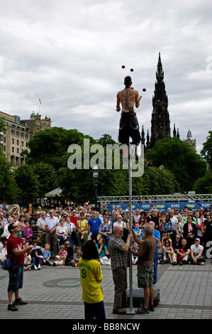 Street Performer intrattiene il pubblico da juggling balls Edinburgh Fringe Festival Scozia UK Europa Foto Stock