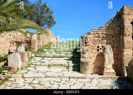 Statua di una testa di dio romano all'ingresso di una villa di Cartagine, Tunisia Foto Stock