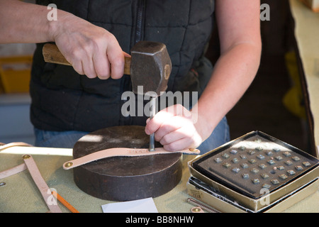 Artigiano del cuoio stamping nome nella fascia da polso in pelle, Lussemburgo Foto Stock