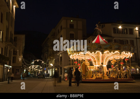 Piazza Volta di notte, Como sul Lago di Como, Lombardia, Italia, Europa Foto Stock
