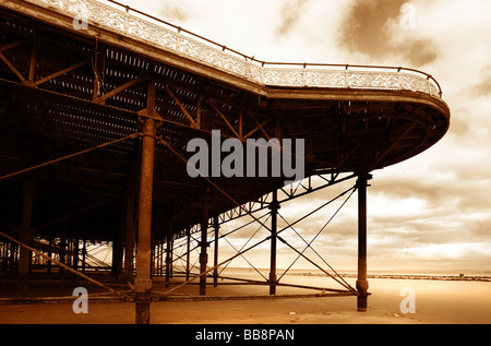 Victoria pier Colwyn Bay conwy Galles del nord in un stato abbandonato come la marea entra in Foto Stock