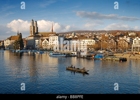 Centro storico di Zurigo sul fiume Limmat, Grossmuenster Minster e la chiesa Wasserkirche, Zurigo, Svizzera, Europa Foto Stock