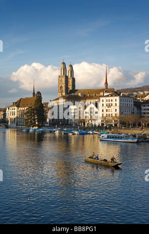 Centro storico di Zurigo sul fiume Limmat, Grossmuenster Minster e la chiesa Wasserkirche, Zurigo, Svizzera, Europa Foto Stock