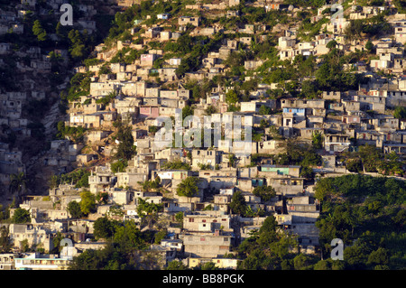 Alloggiamento delle baraccopoli alla periferia della capitale haitiana, la città di Port au Prince Foto Stock