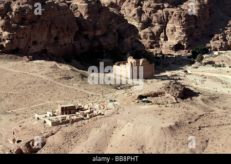 Dettagli Panorama dall alto luogo del sacrificio in Giordania Petra vista al Tempio di Qasr al Bint Nabataeans città capitale Al Khazneh Foto Stock