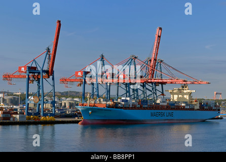 Nave-container che scarica nel porto di Goteborg, Svezia, Europa Foto Stock