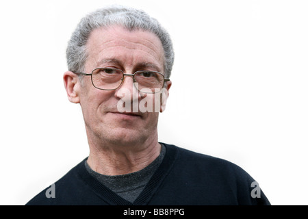 Un ritratto di un uomo anziano su bianco Foto Stock