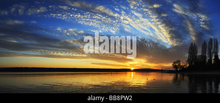 Tramonto sulla riva del lago di Costanza, nella contea di Costanza, Baden-Wuerttemberg, Germania, Europa Foto Stock