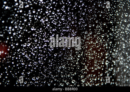 Gocce di pioggia su un vetro di finestra Foto Stock
