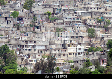 Alloggiamento delle baraccopoli alla periferia della capitale haitiana, la città di Port au Prince Foto Stock