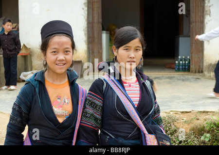 Nero ragazze Hmong Lao Chai village, SAPA, Vietnam Foto Stock