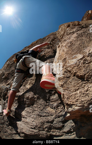 Alpinismo "Oman il Grand Canyon" via ferrata al top-altopiano di Jebel Shams in Oman Foto Stock