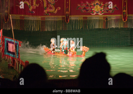 Pupazzi di acqua in acqua il teatro dei burattini in Hanoi, Vietnam Foto Stock