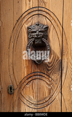 La porta di metallo respingente in forma di testa leone Arta Mallorca Spagna Spain Foto Stock