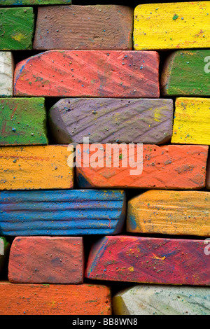 Un brickwall di usato colored chalks Foto Stock