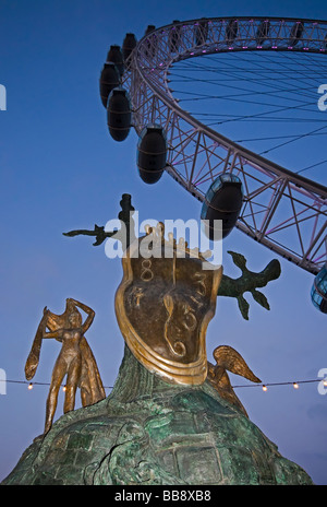 Il London Eye e la scultura Dali, Southbank, London, England, Regno Unito Foto Stock