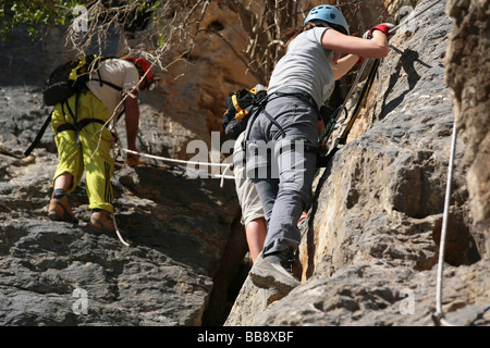 Alpinismo "Oman il Grand Canyon" via ferrata al top-altopiano di Jebel Shams in Oman Foto Stock