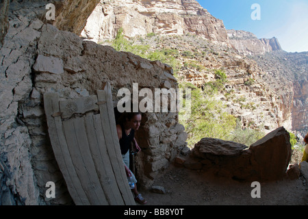 Resti di case nel villaggio abbandonato di BRS Bani Khamis in Jebel Shams in Oman Foto Stock