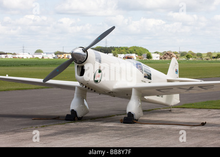 Percival Mew Gull G-AEXF parcheggiato a Breighton Airfield Foto Stock