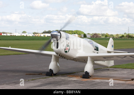 Percival Mew Gull G-AEXF parcheggiato a Breighton Airfield con motore acceso Foto Stock