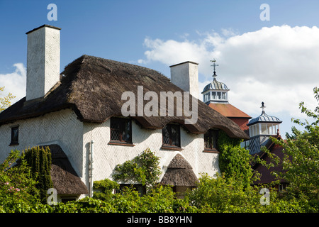 Inghilterra Berkshire Cookham School Lane attraente cottage con il tetto di paglia Foto Stock