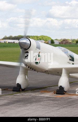 Percival Mew Gull G-AEXF parcheggiato a Breighton Airfield con motore acceso Foto Stock